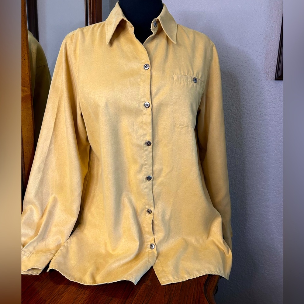 Chico’s buttercream long sleeved blouse. Size 0. NWOTGS.
